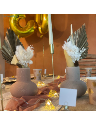 petit-vase-rose-avec-paillettes-dorees-decoration-table-chic