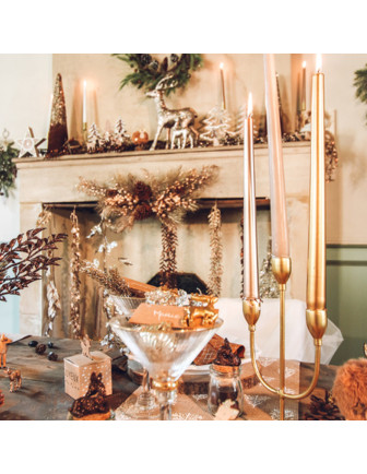 cerf-en-bois-fourrure-blanche-grelot-or-decoration-noel-chic
