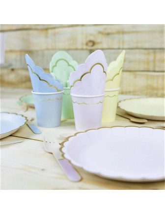 8-gobelets-pastels-assortis-bordure-doree-deco-table-pastel