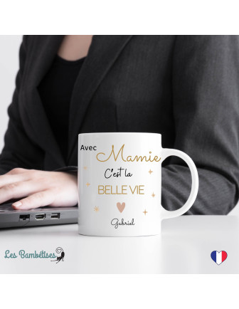 mug-personnalise-avec-mamie-c-est-la-belle-vie-cadeau-fete-des-grands-meres