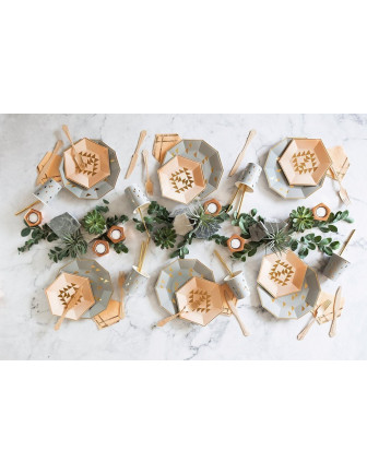 8 petites assiettes roses avec triangles dorés