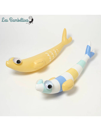 2-frites-gonflable-finn-le-poisson-sunnylife-frite-piscine