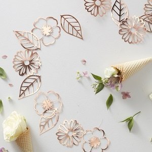 baby-shower-fleurs-bohemes-guirlande-fleurs-rose-gold