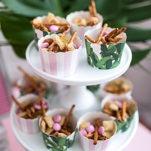 baby-shower-theme-tropical-chic-caissettes-cupcakes