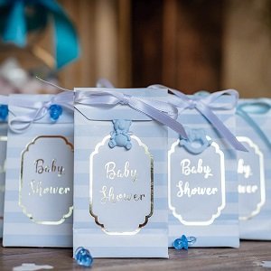 baby-shower-bleu-et-or-pochettes-cadeaux-invites