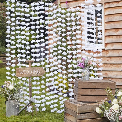 anniversaire-theme-fleur-arche-rideau-fleurs-blanches